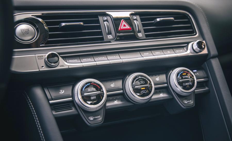 Детали интерьера Genesis G70 2.0T 2018 года  (NA) (фото 12 из 44)
